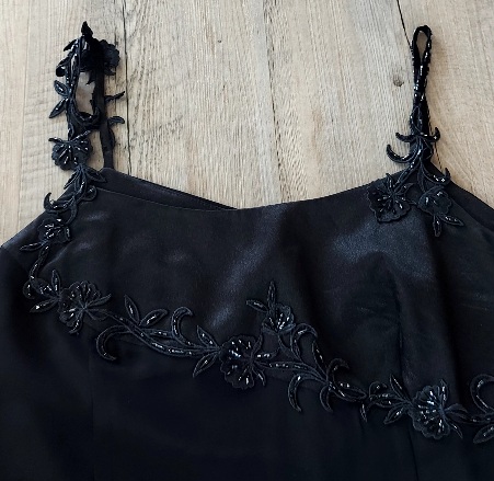 Krátke spoločenské šaty, 42