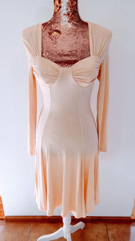 Krásne korzetové šaty, s