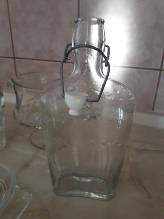 Retro flasa s uzaverom,