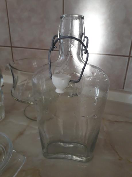 Retro flasa s uzaverom,