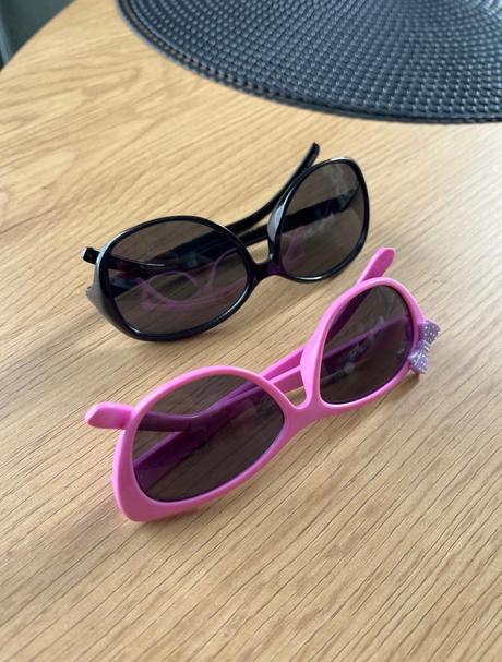 2x detske slnečné okuliare,