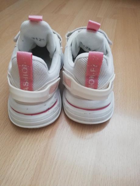 Dievcenske botasky, 33