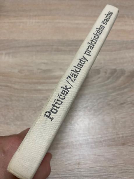 Retro kniha šach základy praktického šachu 1976,