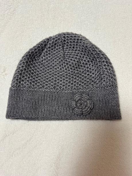 Sivá pletená čiapka s kvietkom, s.oliver