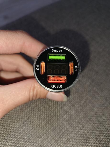 Indikátor autobaterie s usb vstupmy, 