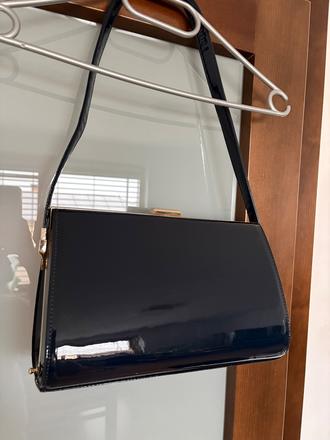 Elegantná lakovaná kabelka,