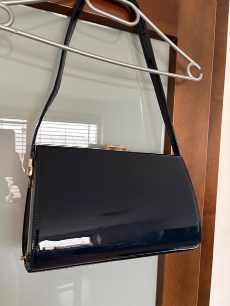 Elegantná lakovaná kabelka, 