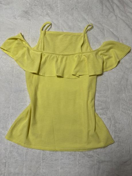 Žltý top s volánom a odhalenými plecami, m