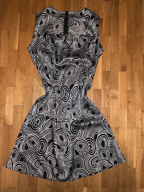 Čierne saténové šaty, l