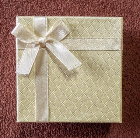 Kožený náramok v darčekovej krabičke,