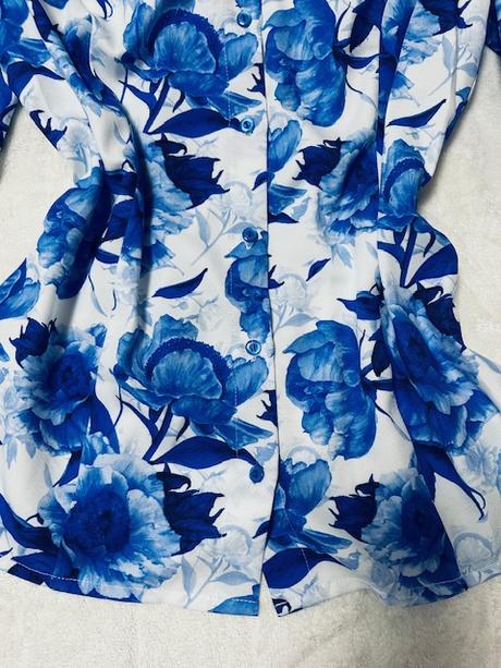 Bielo modrá kvetovaná blúzka s nazberanými rukávmi, l