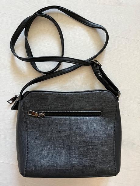 Cierna crossbody kabelka, 