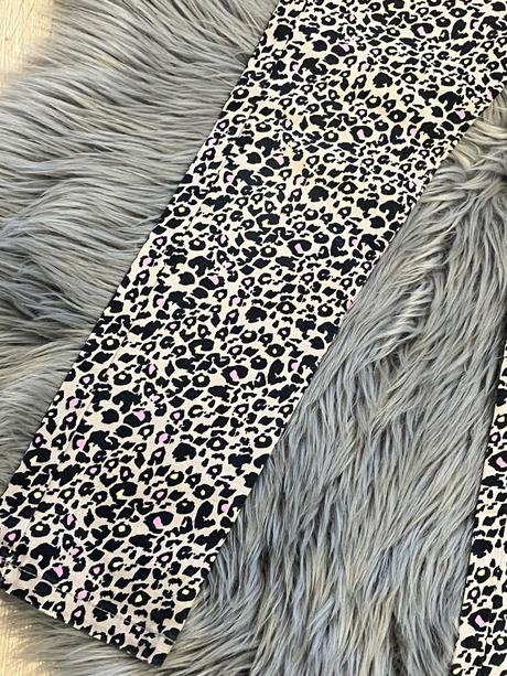 Dievčenské leopardie rifle (134), 134