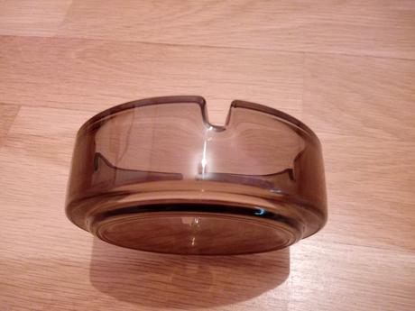 Sklenený popolník, 