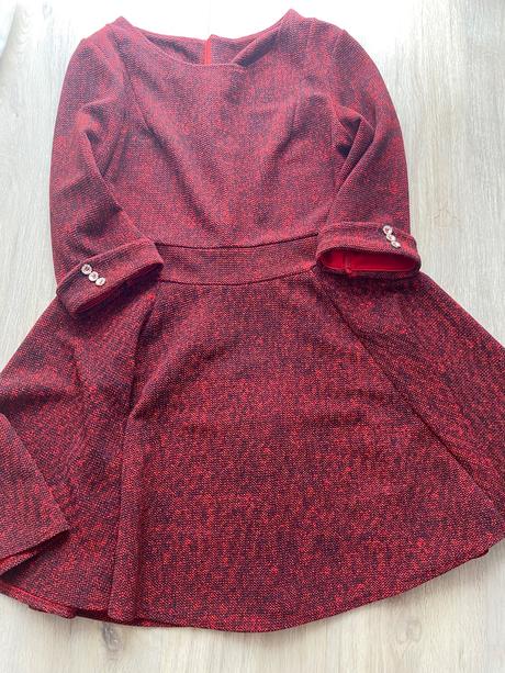 Červené žíhané šaty, 38