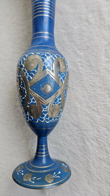 Elegantná modrá kovová váza s orientálnym vzorom,, 