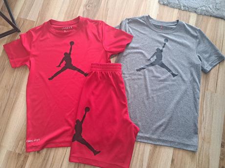 Tricka+kratasy spolu 25eur, velkost m 132az147, air jordan,140