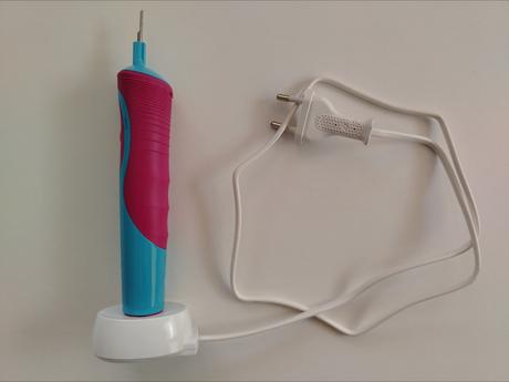 Elektrická zubná kefka oral b, 