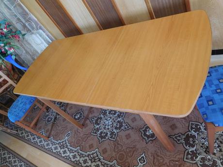 Kuchynský stol +4 x stolička+behúň + luster,