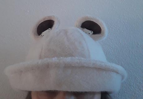 Smotanový klobúčik s uškami, s