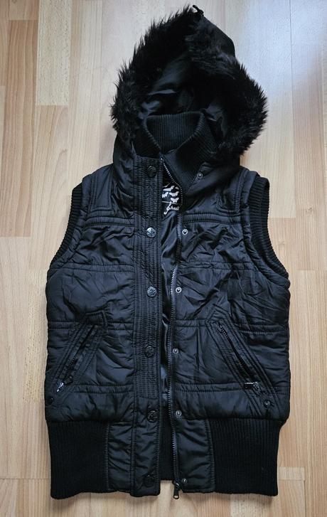 Damska vesta s kapucnou s kozusinou, cierna, s/m, stradivarius,s