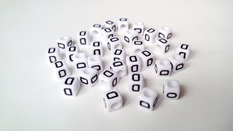 Písmenka kocky biele d,