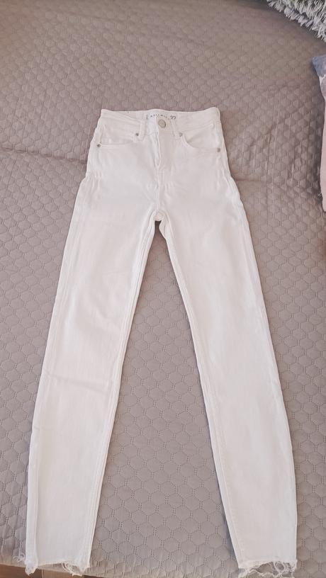 Biele trhane rifle, sinsay,32