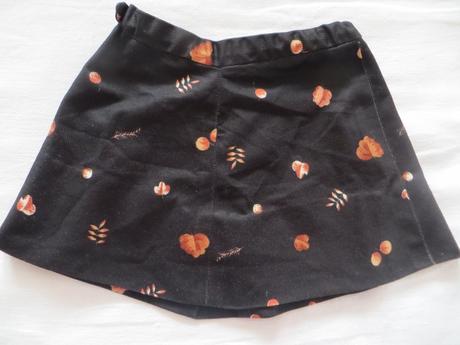 Čierna sukňa s motívom jesene, 104