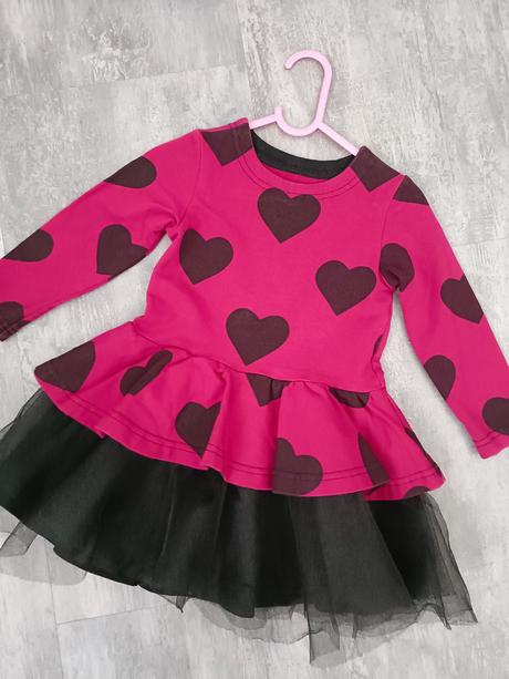 Srdiečkové elegantné šaty, 98