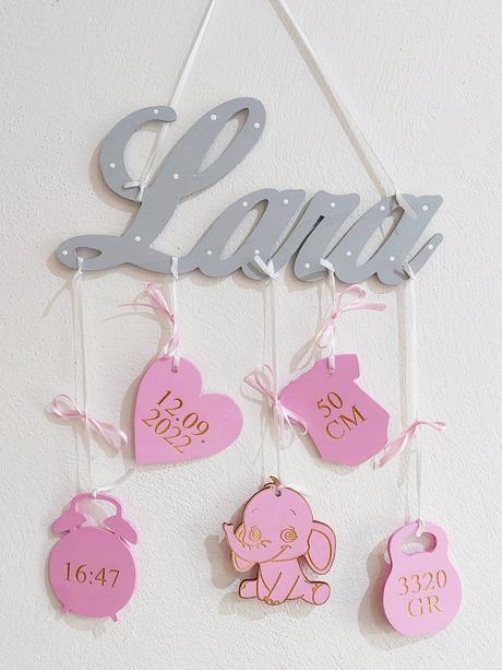 Drevené meno na stenu s údajmi, 