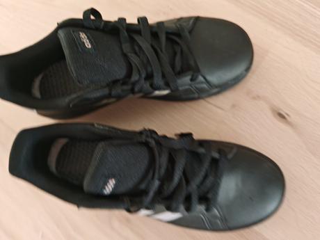 Adidas yenisky nove s menivymi pasikmi, adidas,37