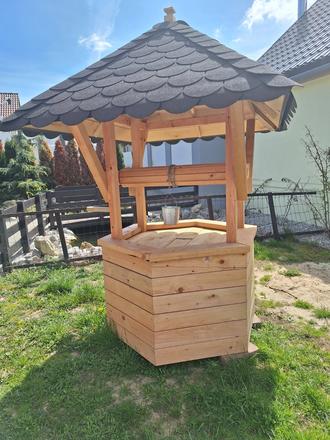 Drevená záhradná dekorácia (záhradná studna), 
