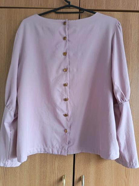 Blúzka so zlatými gombíkmi, l