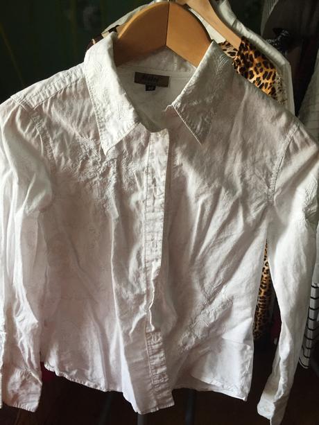 Biela bluzka s vysivanim a potlačeniu latkou, 40