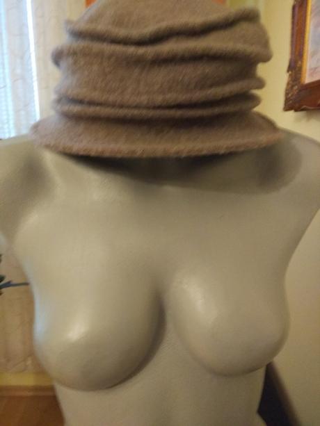 Vlnená čiapka - klobúčik, 