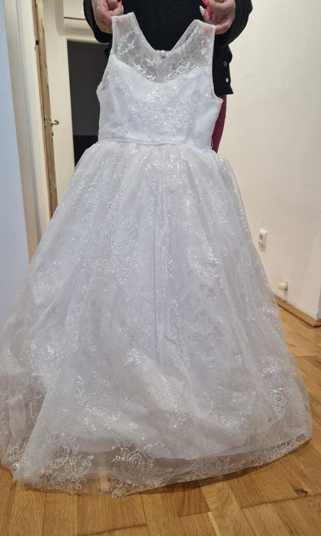 Šaty na primanie, 152