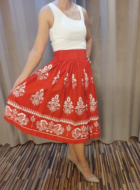 Folklórna sukňa, v páse na gumu, veľkosť m/38, m