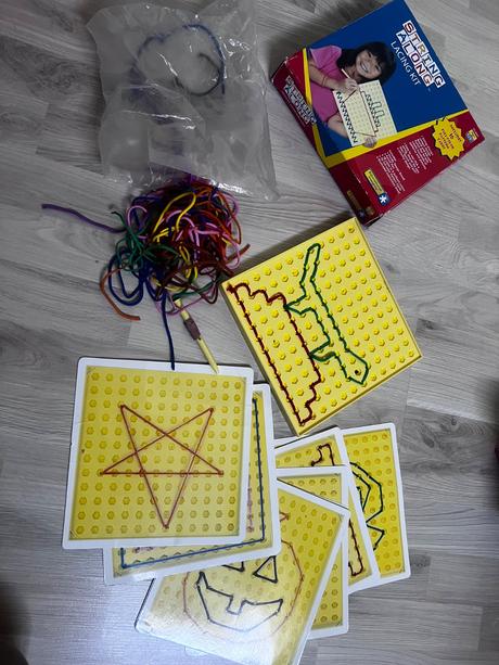 Hra vyšívanie string along,