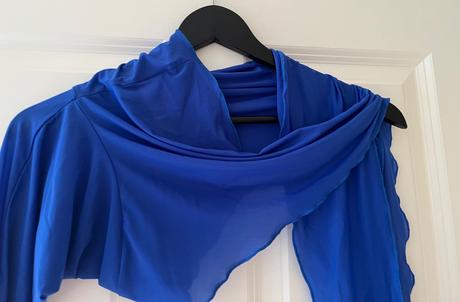 Extravagantný modrý crop top, m/38, m