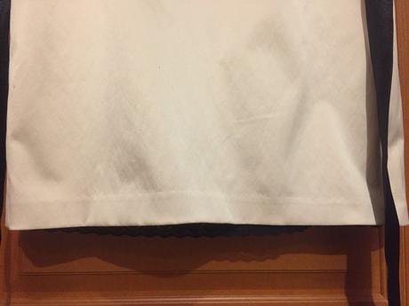 Béžové saténové šaty, l