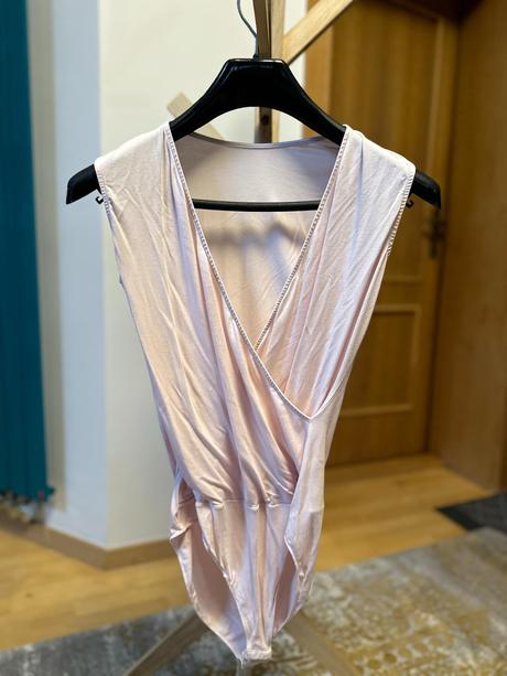 Body s preloženým výstrihom, 