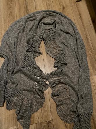 Sivý šal s volanmi, 