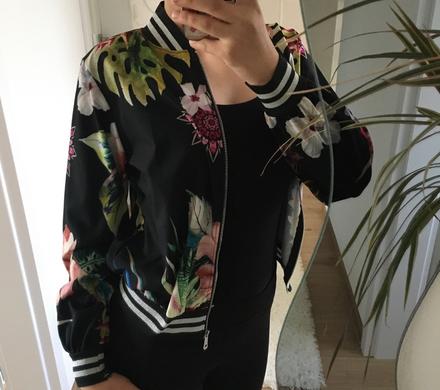 Bunda s kvetovymi motívmi, 34