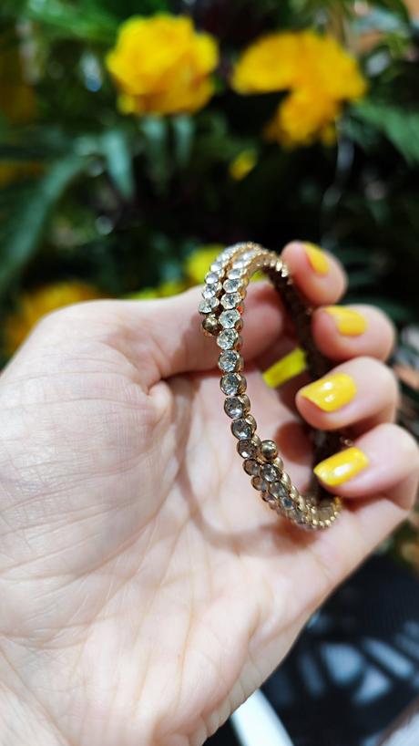 Zlatý náramok s kamienkami,