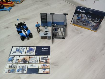 Bruder policajná stanica s motokárou,