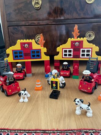 Lego duplo hasičská stanica a policajt, 