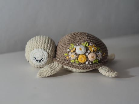 Korytnačka s vyšívanými kvietkami (rôzne farby), 