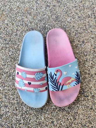 Dedoles šľapky, 33