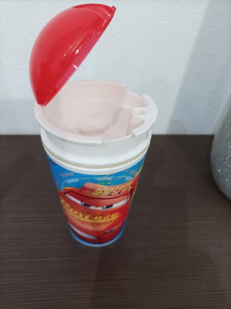 Pohár s miestom na malé dobroty,