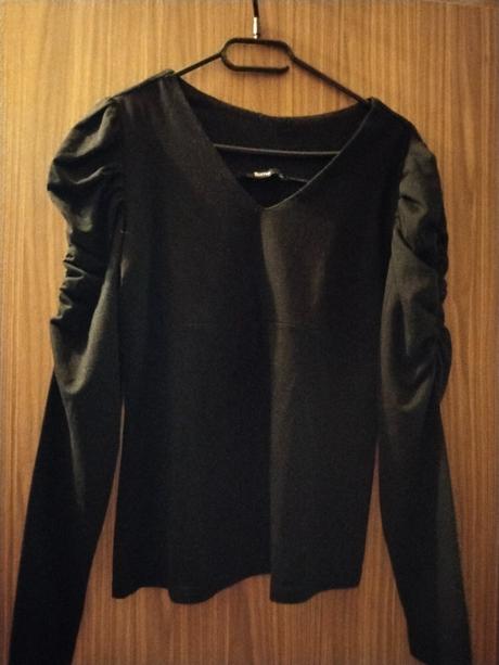 Čierne tričko z volánikmi, m